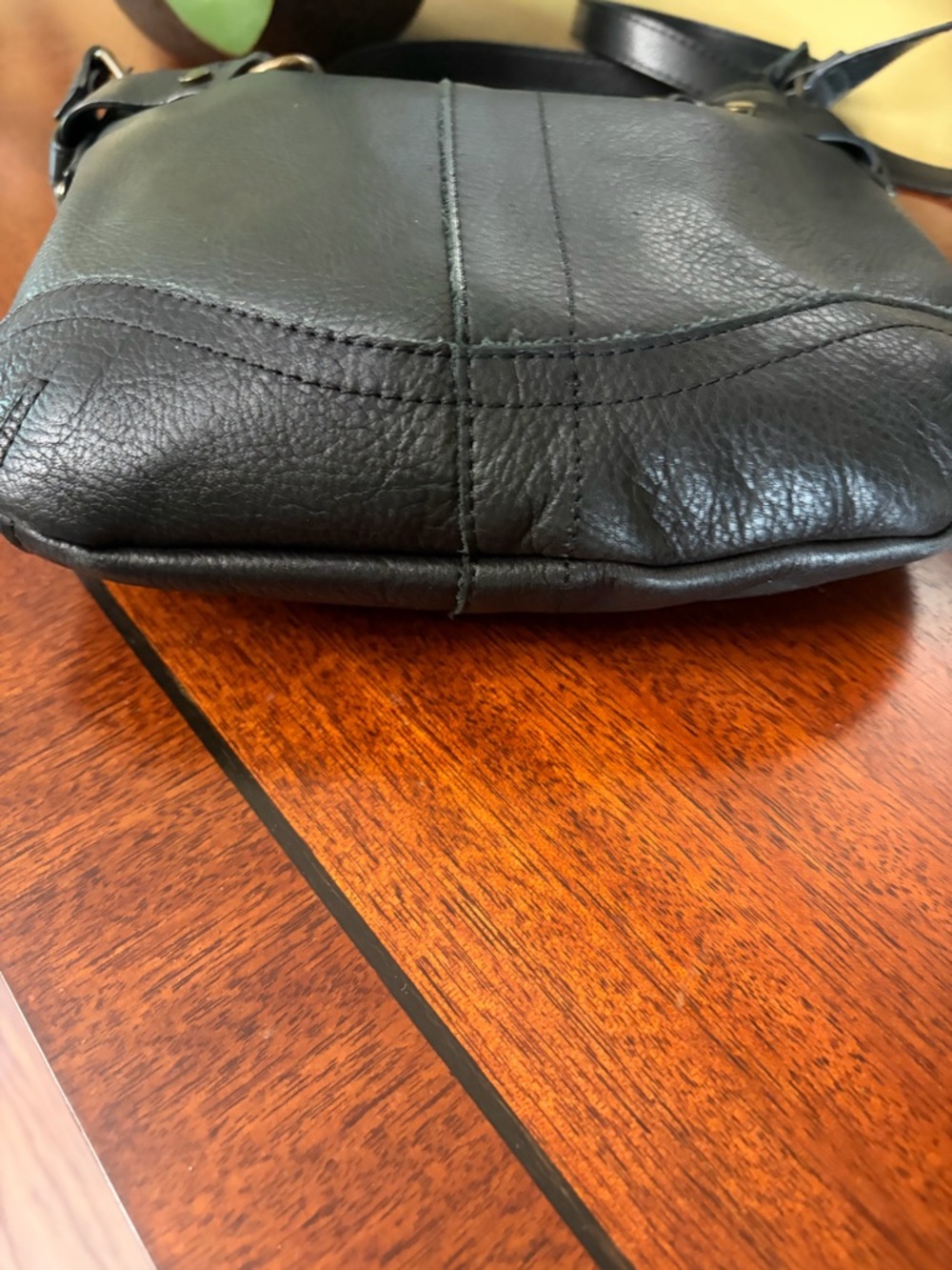 American Leather Co Elton Crossbody Bag Black Antiqued Gold Chain Accent - Picture 4 of 6